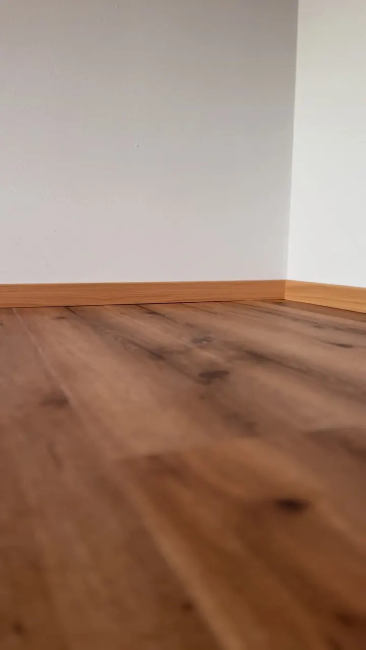 Sockelleisten im fertigen Raum