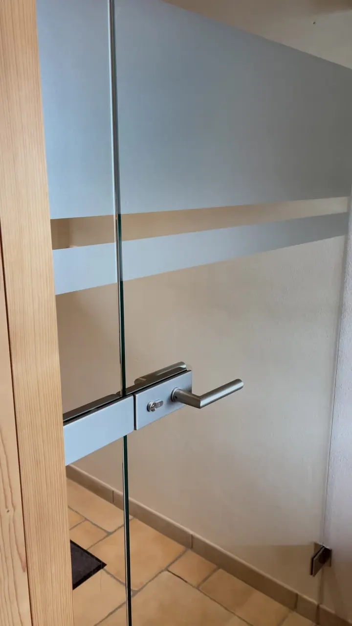 Glastür mit Griff