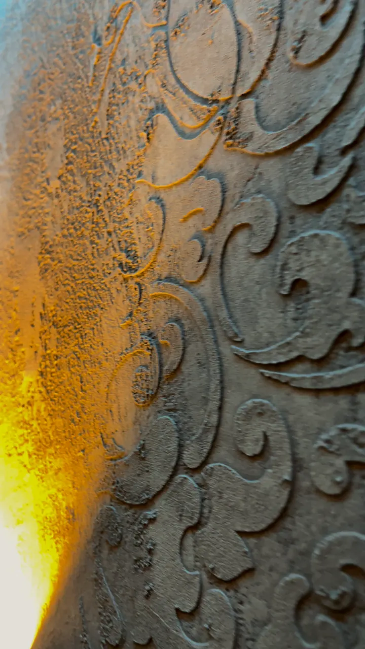 Ornament im Streiflicht